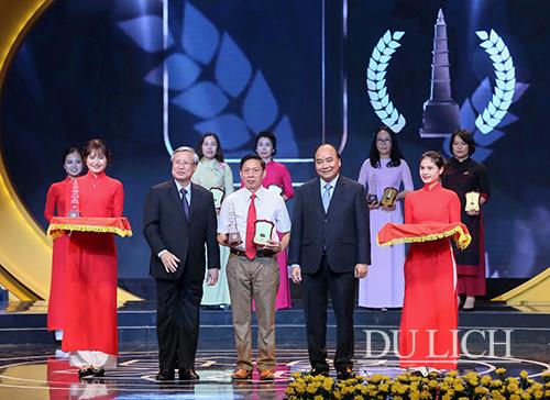 Thủ tướng Nguyễn Xuân Phúc và Thường trực Ban Bí thư Trần Quốc Vượng trao giải A cho các tác giả đoạt giải